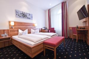 海德堡全景酒店的酒店客房,设有床铺和红色长凳
