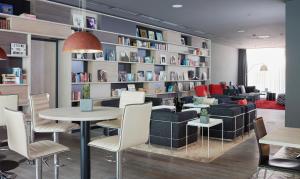 美因河畔法兰克福Living Hotel Frankfurt的客厅配有沙发和桌椅