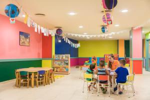 罗列特海岸htop Royal Star & SPA #htopFun的有一个幼儿园,孩子们坐在五彩缤纷的教室里