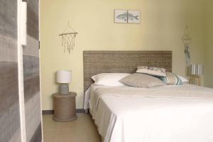 加利波利Villa dei Ginepri的一间卧室设有两张床和篮球架
