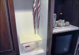 皮皮岛皮皮岛棕榈树度假酒店的一面有美国国旗的冰箱