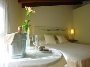 特鲁希略埃尔米拉多德拉斯蒙加斯酒店的一间卧室配有一张带花桌的床