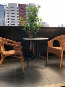 墨尔本Fantastic Southbank Apartment的桌子、两把椅子和桌子,植物