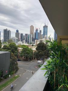 墨尔本Fantastic Southbank Apartment的享有城市街道的景色,建筑背景