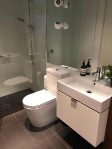 墨尔本Fantastic Southbank Apartment的浴室配有卫生间、盥洗盆和淋浴。