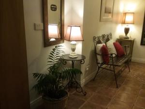 莫纳汉阿什雷旅馆的客厅配有椅子和带台灯的桌子