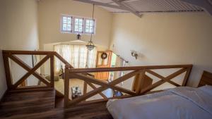 乔奥诺奥尔The Realm的一间卧室设有木床和楼梯。