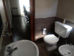 圣克莱门特雷图尤Stella & Miguel的浴室配有白色卫生间和盥洗盆。