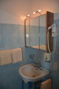 Hotel Dischma - FREE BUS AND TRAIN TICKET的一间浴室