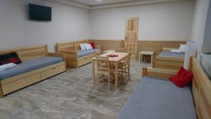 然贝尔克Apartmán Žamberk的宿舍间设有床、桌子和桌子。