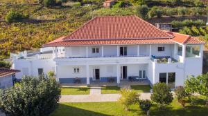 梅桑弗里乌44House - Quinta do Casal的享有白色房子的空中景色,设有橙色屋顶