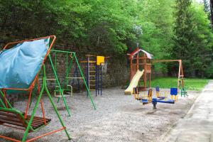 基兹洛沃茨克米沙塔度假村的一个带滑梯和秋千的游乐场