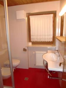 费尔代斯特克塞尔住宿酒店的浴室配有白色卫生间和盥洗盆。