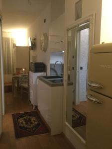 萨奇莱LOFT "Residenza dei TOLOMEI" - Sacile的厨房配有水槽和冰箱