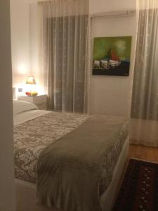 萨奇莱LOFT "Residenza dei TOLOMEI" - Sacile的卧室配有一张床,墙上挂有绘画作品