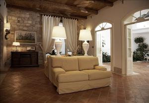 阿斯科利皮切诺100多丽住宅酒店的客厅配有沙发和两盏灯。