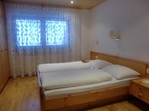 费尔代斯特克塞尔住宿酒店的一间卧室设有一张大床和窗户