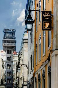 里斯本圣塔胡斯塔酒店的一条拥有建筑和钟楼城市街道
