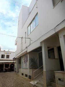 阿尔布费拉Edifício Sequeira - Alojamento Local by Umbral的街道边的白色建筑