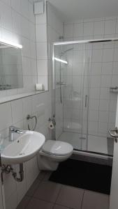 埃朗根舒米特酒店的带淋浴、卫生间和盥洗盆的浴室