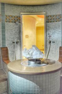 班斯科Bellevue Residence Apartments的一间带圆台和水槽的浴室