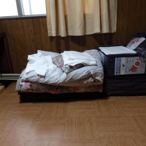 MochimuneMinshuku Mariko / Vacation STAY 895的铺有木地板的客房内一张未铺好的床铺