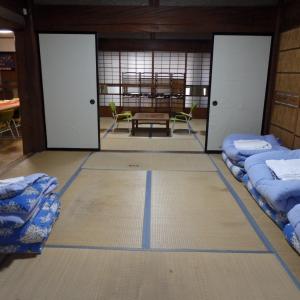 MochimuneMinshuku Mariko / Vacation STAY 895的一间设有几张床和一张桌子及椅子的房间