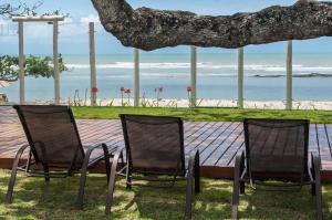 阿拉亚尔达茹达阿奎瑞勒普拉亚酒店的两把椅子和一张桌子,背靠海滩