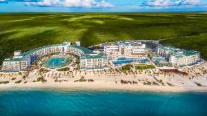 坎昆Haven Riviera Cancun - All Inclusive - Adults Only的海滩上的度假村的空中景致