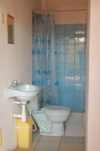 曼克拉Hospedaje Costa Norte的一间带卫生间和水槽的浴室