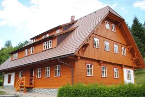 奥斯特鲁兹纳Roubenka-Mila的大型木房子,设有 ⁇ 盖屋顶
