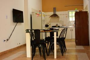 科隆Apartamento Los Abuelos Calle Esteva Berga的厨房配有桌椅和冰箱。