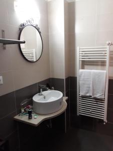 米兰Sira House Milano的浴室配有盥洗盆、镜子和毛巾
