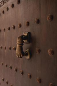 索维拉Riad MALAÏKA的金属门上放着一束铜制的铜制门