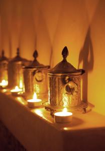 索维拉Riad MALAÏKA的桌子上一排带蜡烛的灯笼