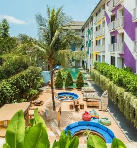 勒吉安Bliss Surfer Hotel by Tritama Hospitality的享有度假村游泳池的景致。
