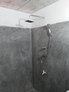 迪克韦勒Helena Hostel的浴室内配有淋浴和头顶淋浴