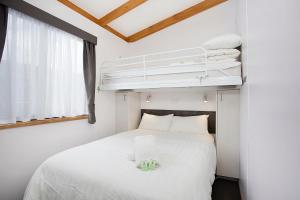 瓦南布尔渡假村客房内的一张或多张双层床