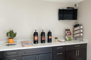 瓦列霍Vallejo Inn的厨房柜台,上面装有瓶装葡萄酒
