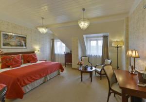 比亚瓦波德拉斯卡斯卡拉酒店的卧室配有一张床和一张桌子及椅子