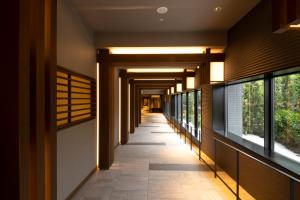 京都京阪京都八条口酒店的建筑的走廊,带窗户