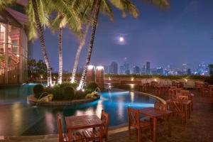 Prince Palace Hotel Bangkok - SHA Extra Plus内部或周边的泳池