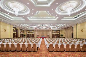 曼谷Prince Palace Hotel Bangkok的一个带桌椅的大型宴会厅