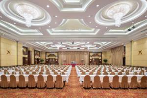 曼谷Prince Palace Hotel Bangkok - SHA Extra Plus的一个带桌椅的大型宴会厅