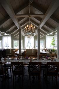 赛尔尤尔Seljord Hotel - Unike Hoteller的一间带桌椅和吊灯的用餐室