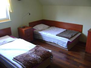 伊沃尼奇-兹德鲁伊Hostel Promyk的一间卧室配有两张床、梳妆台和一张西德西德西德西德床。