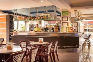 圣苏珊娜htop Summer Sun #htopEnjoy的一间带桌椅和调酒师的餐厅