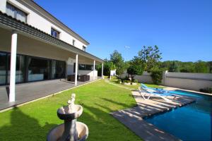 霍斯皮塔勒·德尔英福ARENDA Villa Perla的后院设有喷泉和游泳池