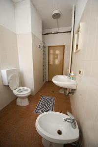 威尼斯多莫斯西维卡旅馆的一间带卫生间和水槽的浴室