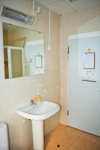 格拉纳达崔斯特乐膳食公寓酒店的浴室设有白色水槽和镜子
